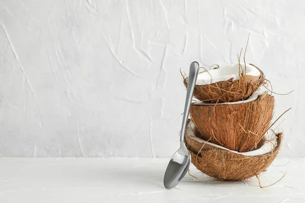 Empilhe coco tropical com colher na mesa de madeira contra branco — Fotografia de Stock