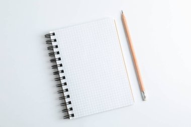 Beyaz arka plan, metin için yer üzerinde kalem ile temiz defterini