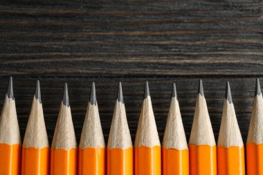 Ahşap arka plan, metin için yer üzerinde keskinleşmiş kalemler