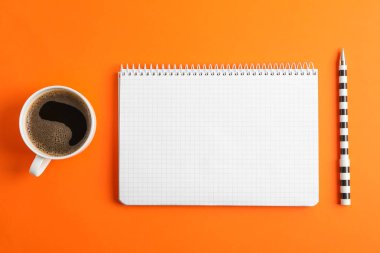 Kalem ve renk arka plan üzerinde kahve ile temiz defterini