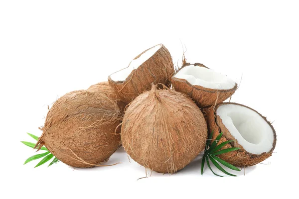 Cocos tropicales frescos aislados sobre fondo blanco — Foto de Stock