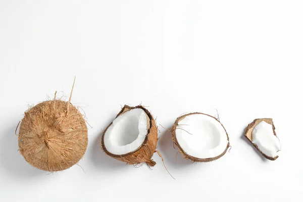 흰색 바탕에는 분할의 한 두 코코넛 — 스톡 사진