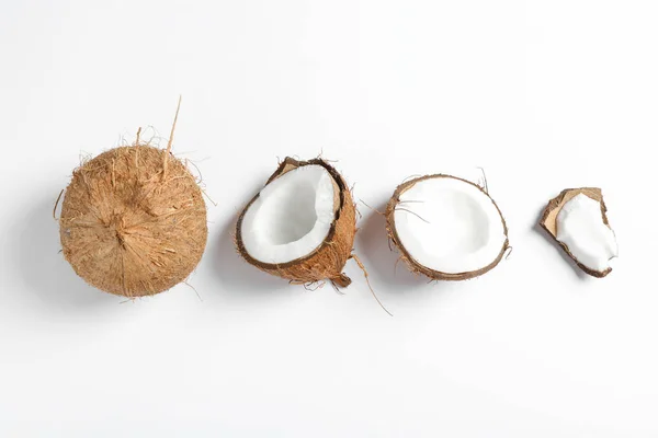 Dois coco um dos quais dividido em fundo branco — Fotografia de Stock