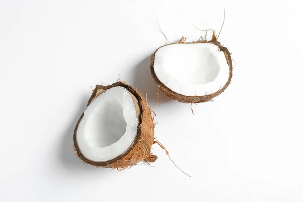 흰색 배경에 고립 된 분할 열 대 코코넛 — 스톡 사진