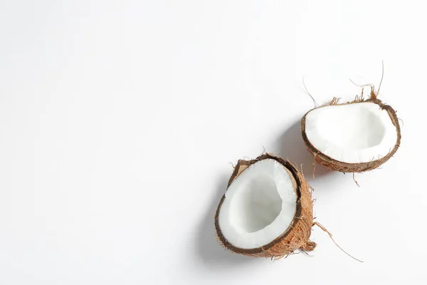 Coco tropical dividido isolado sobre fundo branco — Fotografia de Stock