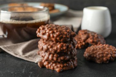 Çikolata kurabiye ve kahve koyu karşı siyah masada 