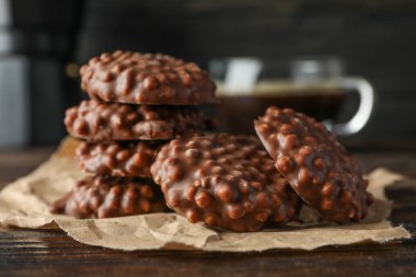 Çikolata kurabiye ve kahve koyu karşı ahşap tablo