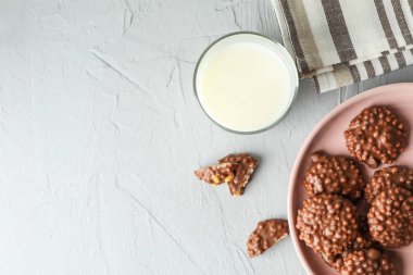 Çikolata kurabiye ve süt gri masada ile plaka sp