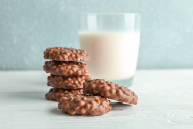 Süt beyaz masa aga tarih ile çikolata kurabiye yığını