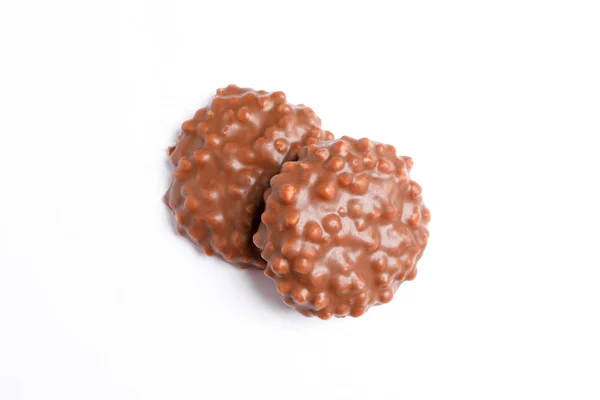 Μπισκότα σοκολάτας με γέμιση καραμέλα λευκό φόντο — Φωτογραφία Αρχείου