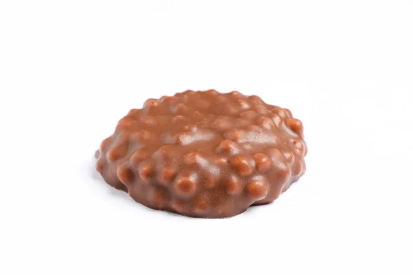 Schokoladenkeks mit Karamellfüllung auf weißem Hintergrund — Stockfoto
