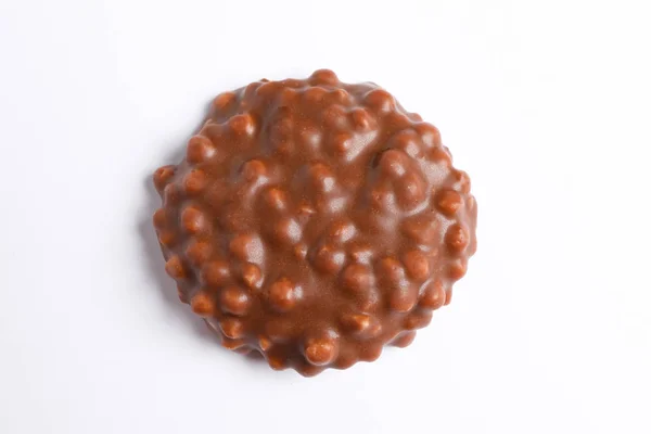 Biscotto al cioccolato con ripieno di caramello su sfondo bianco — Foto Stock