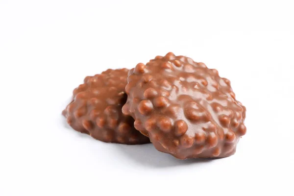 Μπισκότα σοκολάτας με γέμιση καραμέλα λευκό φόντο — Φωτογραφία Αρχείου
