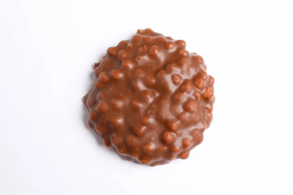 Μπισκότο σοκολάτας με καραμέλα γέμιση σε λευκό φόντο — Φωτογραφία Αρχείου