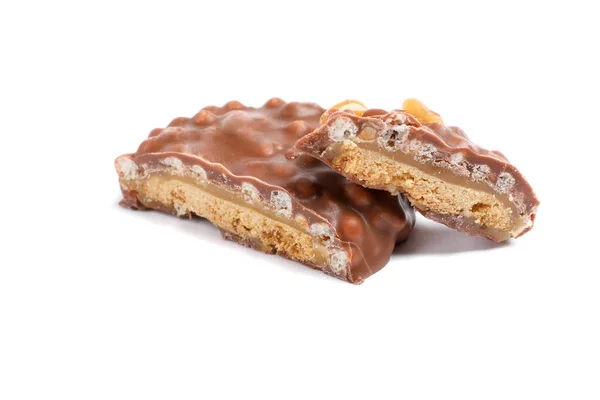 Galletas de chocolate con relleno de caramelo aislado sobre fondo blanco — Foto de Stock