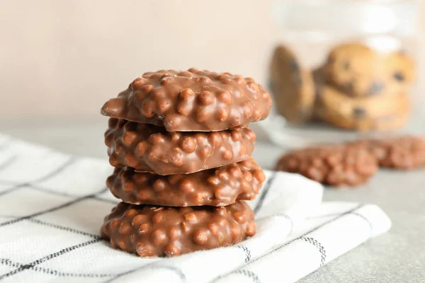 Pila de galletas de chocolate en la toalla de cocina contra la luz backgr — Foto de Stock