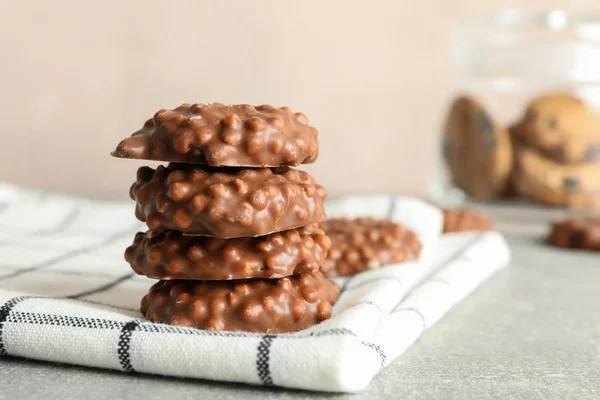 Pila de galletas de chocolate en la toalla de cocina contra la luz backgr — Foto de Stock