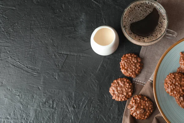 Galletas de chocolate, taza de café y leche en la mesa negra, espacio — Foto de Stock