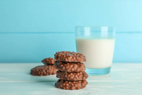 白いテーブル aga にミルクのガラスとチョコレート クッキーのスタック — ストック写真