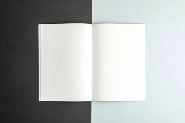 Sauberes Copybook auf zweifarbigem Hintergrund, Platz für Text — Stockfoto