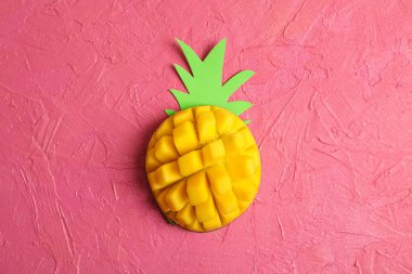 Tropikal olgun mango renk arka planda, üstten görünüm kesmek