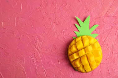 Tropikal olgun mango ve metin için yer renk arka plan üzerinde kesmek, 