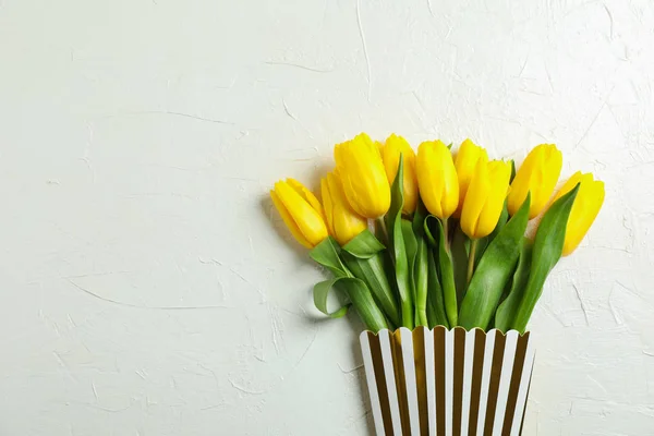Ramo de hermosos tulipanes en caja de regalo, espacio para texto — Foto de Stock