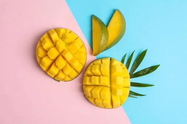 Composición plana con mangos maduros sobre fondo de color — Foto de Stock