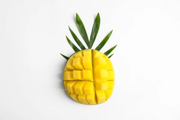 Composición plana con mangos maduros sobre fondo blanco — Foto de Stock
