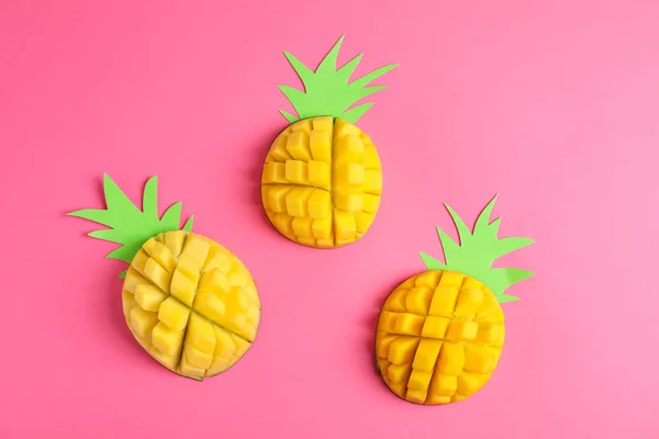 Composición plana con mangos maduros sobre fondo de color — Foto de Stock