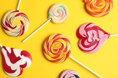 Renk arka plan üzerinde farklı şeker ile düz yatıyordu kompozisyon,