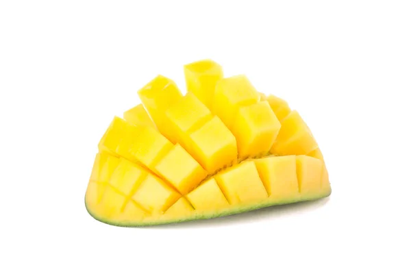 Skär mogen mango isolerad på vit bakgrund — Stockfoto