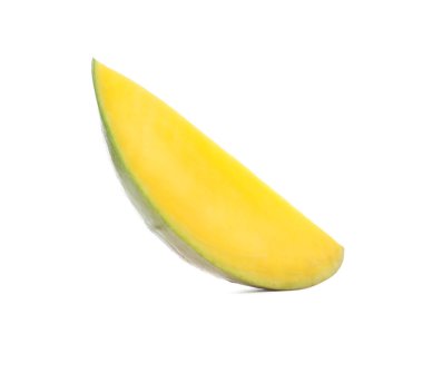 Beyaz arka plan üzerinde closeup izole taze mango dilim