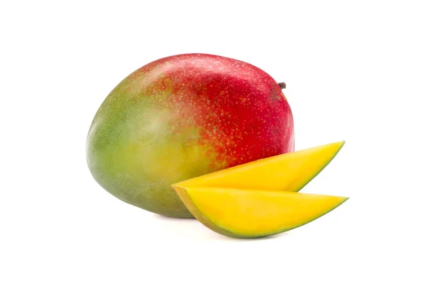 Mango s dvěma kousky izolovaných na bílém pozadí — Stock fotografie