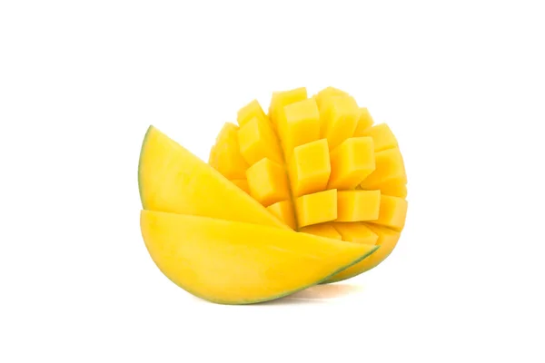 Geschnitten reife Mango mit zwei Stücken isoliert auf weißem Hintergrund — Stockfoto