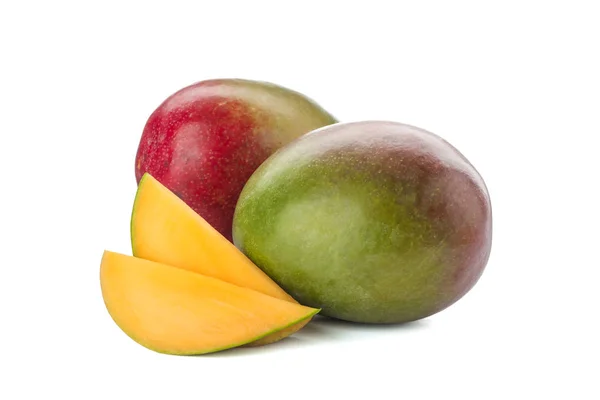 Čerstvé tropické mango izolovaných na bílém pozadí — Stock fotografie