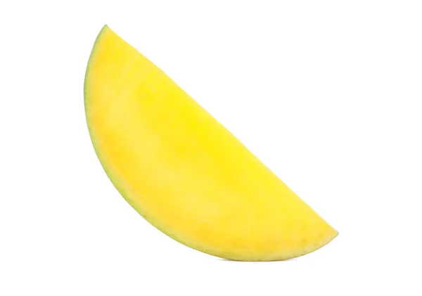 Świeże mango kromka na białym tle na białym tle, zbliżenie — Zdjęcie stockowe