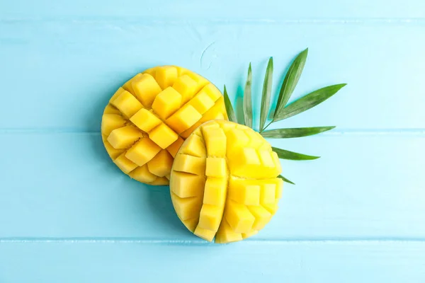 Skär mogen mango och utrymme för text på färg bakgrunden, top vie — Stockfoto