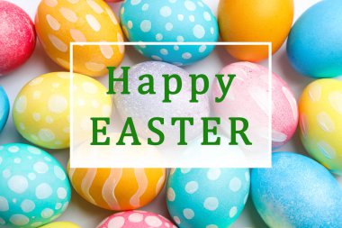 Arka plan olarak dekoratif Paskalya yumurtaları. Metin için yer