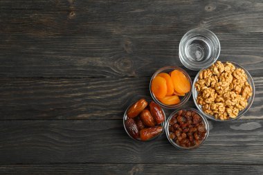 Ahşap masada ramazan Kareem gıda ile kompozisyon, alan için 