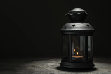 Koyu artalan karşı ahşap masada ramazan veya Arapça fener