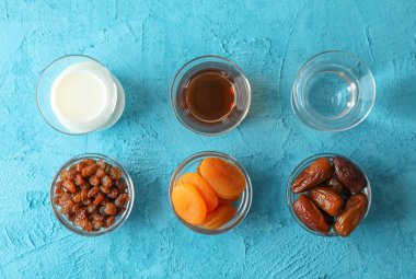 Renkli artalan üzerinde ramazan Kareem gıda ile düz yatıyordu kompozisyon