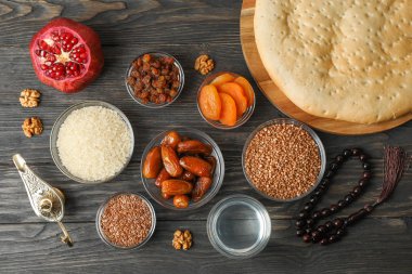 Dekorasyon ve ramazan Kareem gıda ile düz yatıyordu kompozisyon 