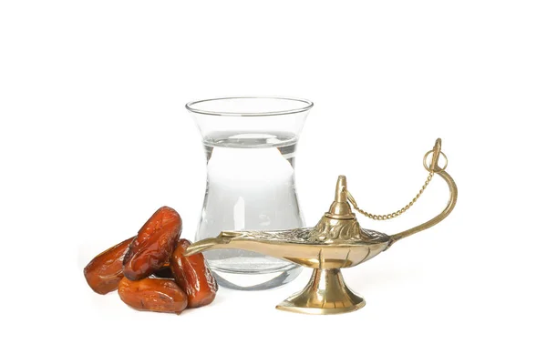 Aladdin lámpa a dátumok és az üveg víz izolált fehér Bac — Stock Fotó