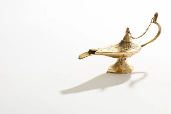 Magic Aladdin lampa na białym tle, miejsce na tekst — Zdjęcie stockowe