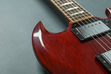 Koyu arka planda güzel altı-String Elektrikli gitar, yakın