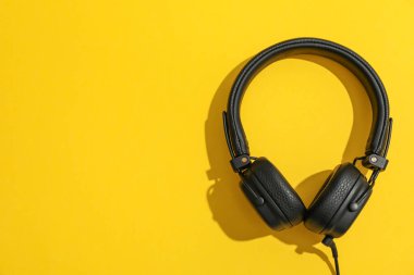 Renk arka planda kulaklıklar, metin için alan