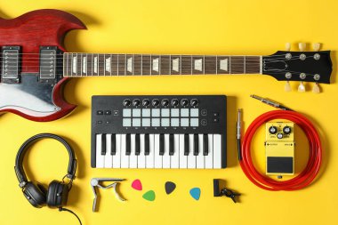 Renk arka planda müzik yapımcısı kompozisyon, üst görünüm