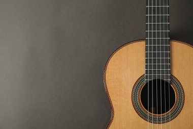 Koyu arka planda güzel klasik gitar, metin için alan