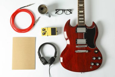 Beyaz arka planda müzik aksesuarları ile düz yatıyordu kompozisyon